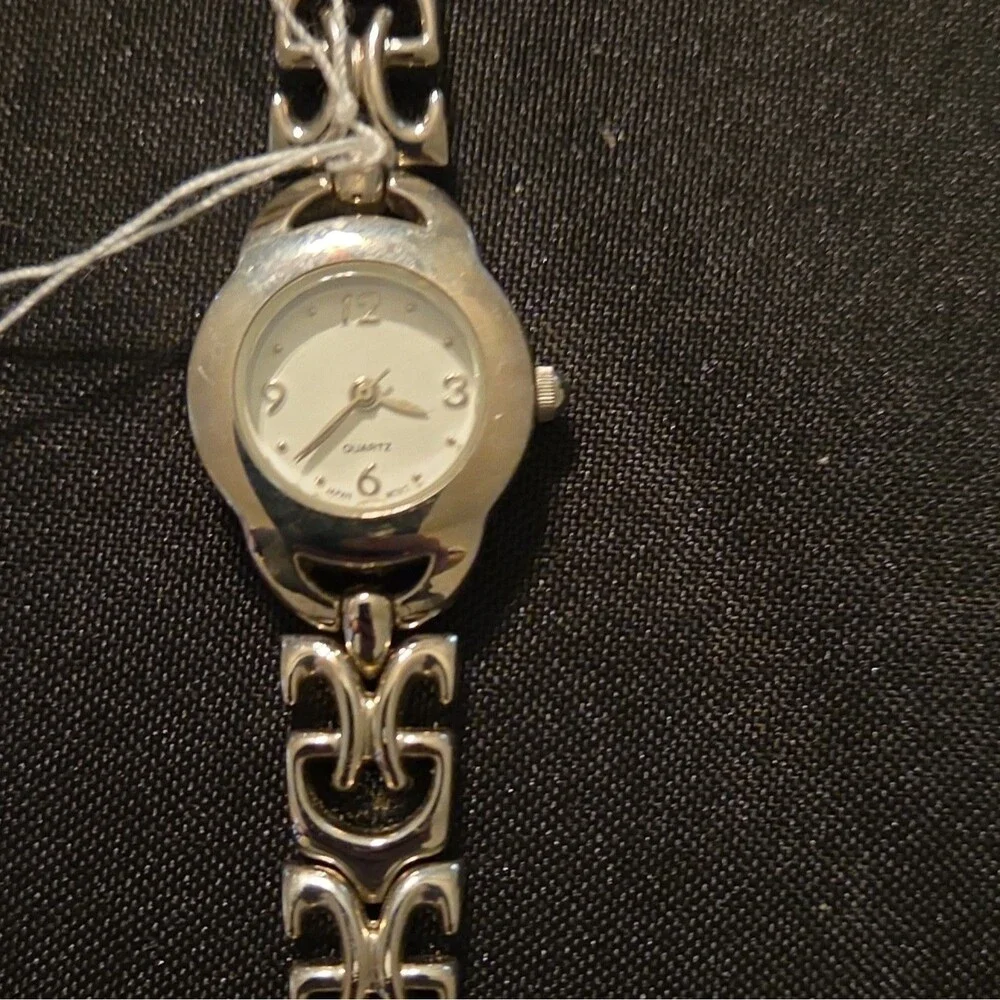 Women's Silver Tone Quartz Dress Watch White Dial Arabic Numerals Bracelet